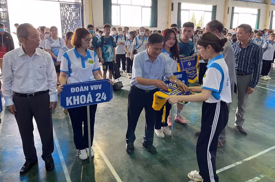 BTC tặng cờ lưu niệm cho các đội thi đấu và Tổ Trọng tài.