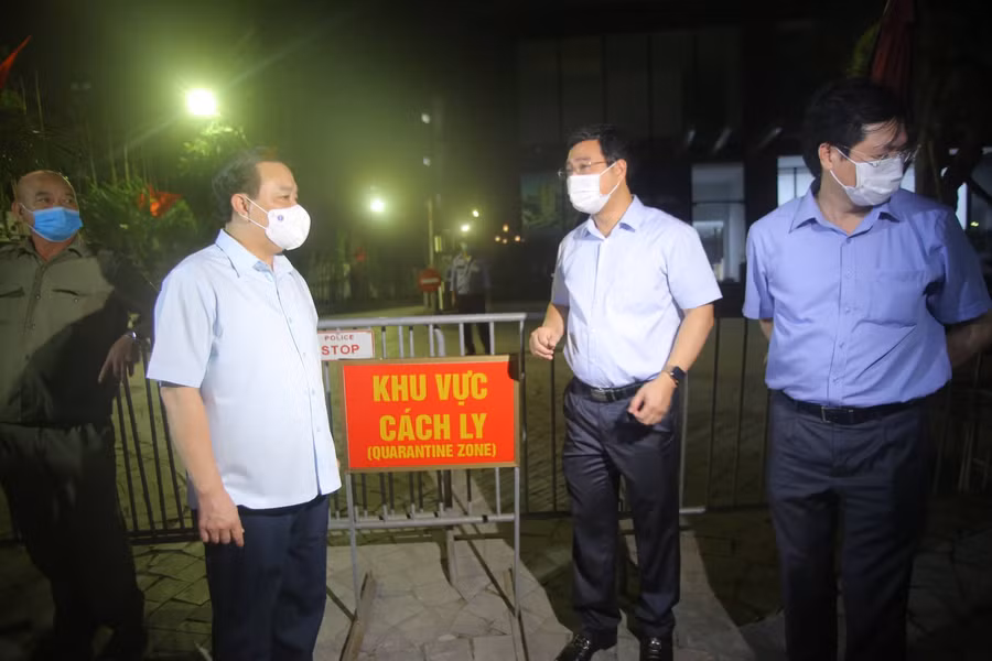 Phó Chủ tịch thành phố Hà Nội đồng thời yêu cầu quận Hoàng Mai rà soát các nguồn lây SARS-CoV-2 như nguồn từ các tỉnh, nguồn từ khu cách ly tập trung tại khách sạn, nguồn từ nhập cảnh trái phép.