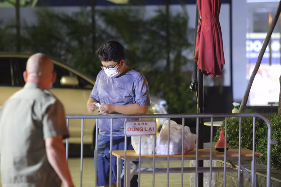 Toàn bộ chung cư đã được khoanh vùng, cách ly, tại tầng 10 nơi ca nhiễm SARS-CoV-2 được phát hiện những hộ dân xung quanh đã được xét nghiệm.