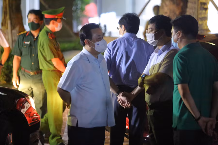 Phó Chủ tịch Hà Nội kiểm tra phong tỏa chung cư nơi nữ nhân viên quán bar mắc COVID-19 ảnh 4