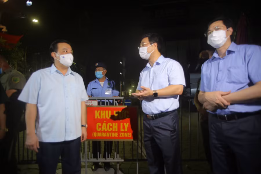 Phó Chủ tịch TP Hà Nội, ông Chử Xuân Dũng có mặt tại tòa chung cư số 1 Giáp Nhị để trực tiếp chỉ đạo.