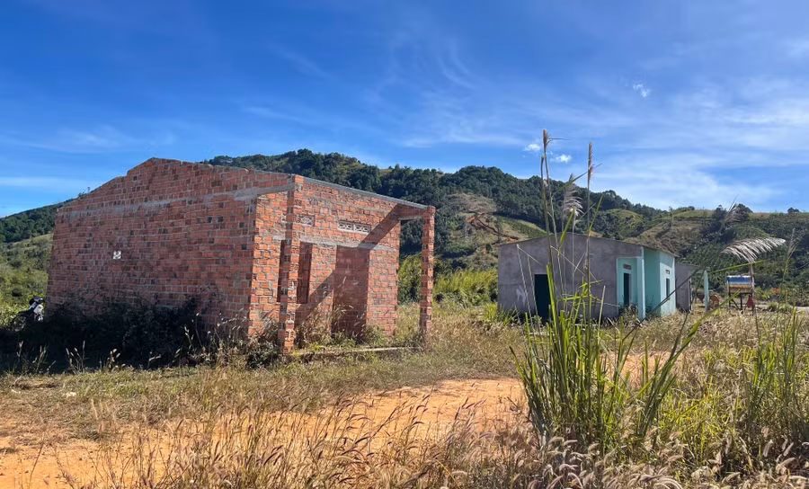 Dự án tái định cư với kinh phí 149 tỉ đồng nhưng chỉ lác đác người dân đến sinh sống dẫn đến nhiều nhà cửa hư hỏng.