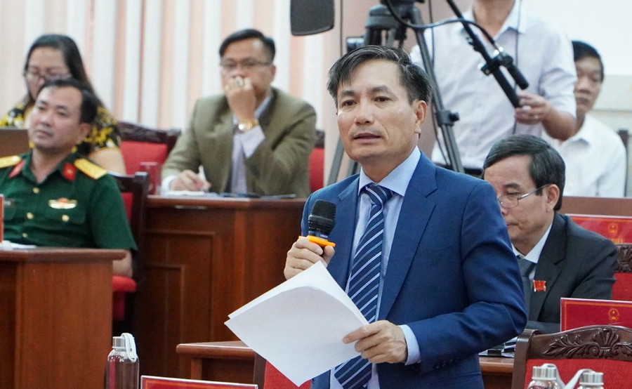 Ông Nguyễn Ngọc Sâm, Phó Chủ tịch UBND tỉnh Kon Tum trả lời chất vất của đại biểu.