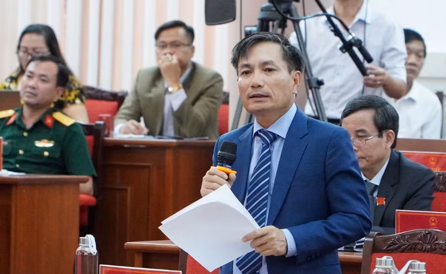 Ông Nguyễn Ngọc Sâm, Phó Chủ tịch UBND tỉnh Kon Tum trả lời chất vất của đại biểu.