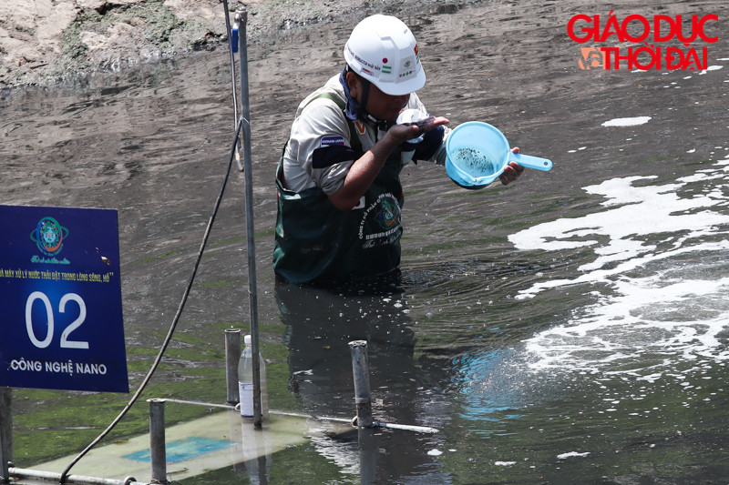 Lượng bùn cũng được ông lấy lên để kiểm tra