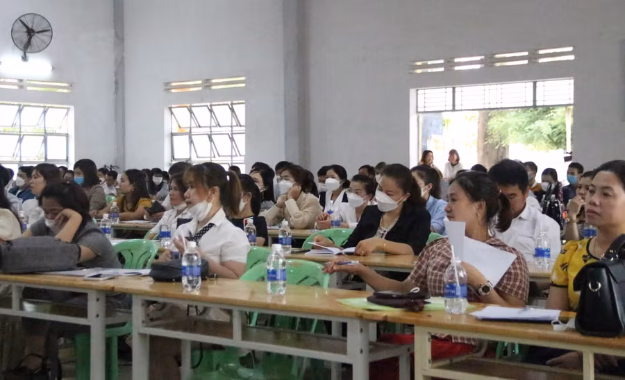 Hơn 300 thầy, cô giáo công tác tại các trường học trên địa bàn tỉnh đến tham dự tập huấn.