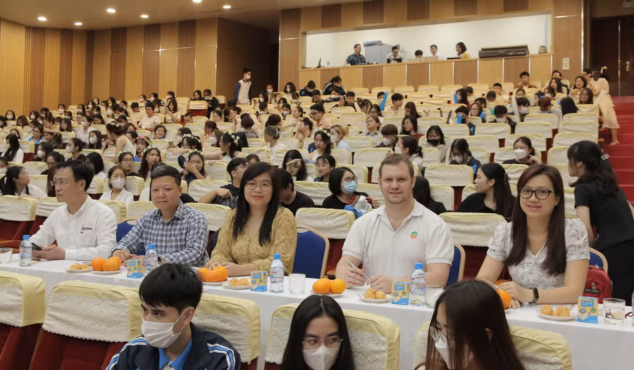 Đông đảo khán giả đến xem và cổ vũ.