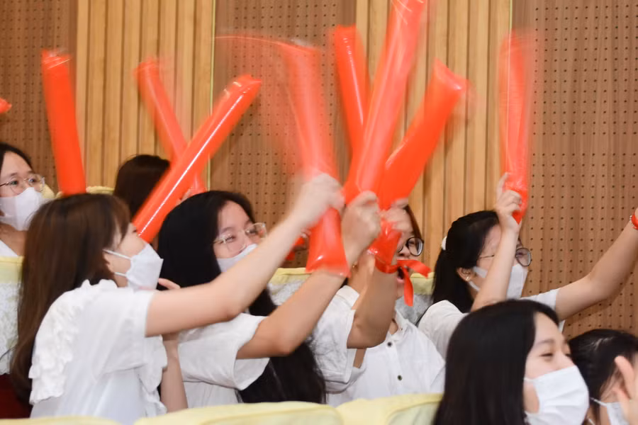 Khán giả cổ vũ nhiệt tình.