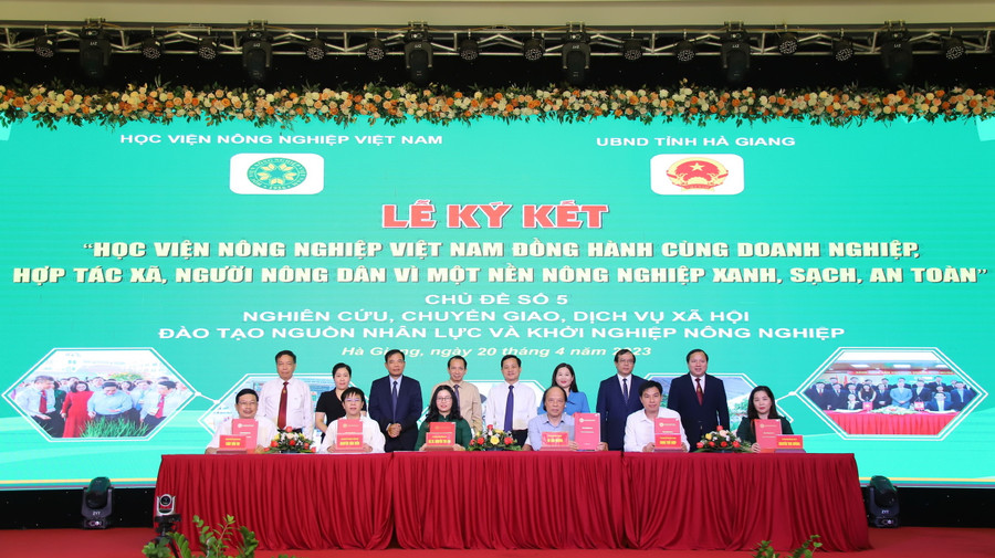 Lãnh đạo Sở GD&ĐT, Sở KH&CN các tỉnh Cao Bằng, Bắc Kạn, Hà Giang, Tuyên Quang, Yên Bái đã ký kết hợp tác với Học viện Nông nghiệp Việt Nam về đào tạo nguồn nhân lực và chuyển giao khoa học công nghệ cho các địa phương. Lãnh đạo Sở GD&ĐT, Sở KH&CN các tỉnh Cao Bằng, Bắc Kạn, Hà Giang, Tuyên Quang, Yên Bái đã ký kết hợp tác với Học viện Nông nghiệp Việt Nam về đào tạo nguồn nhân lực và chuyển giao khoa học công nghệ cho các địa phương.