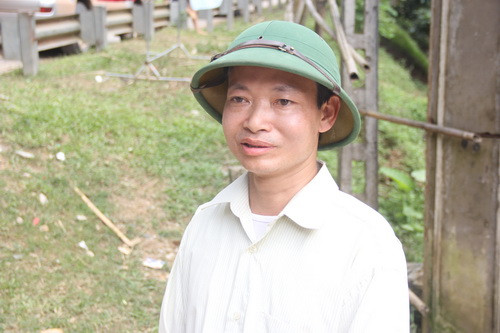 Thầy Hiệu trưởng Nguyễn Trung Huấn bày tỏ quyết tâm khắc phục mưa lũ, để lễ khai giảng được diễn ra theo đúng kế hoạch