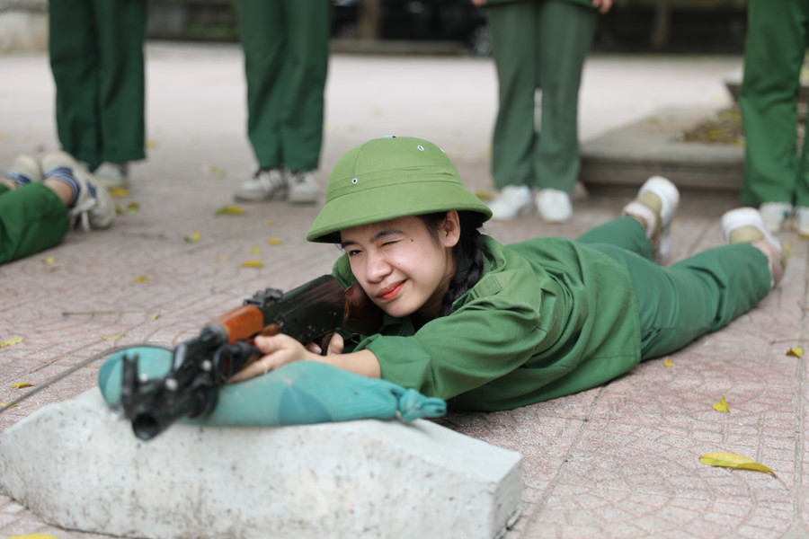 Nữ sinh thực hành kỹ thuật nằm bắn súng.