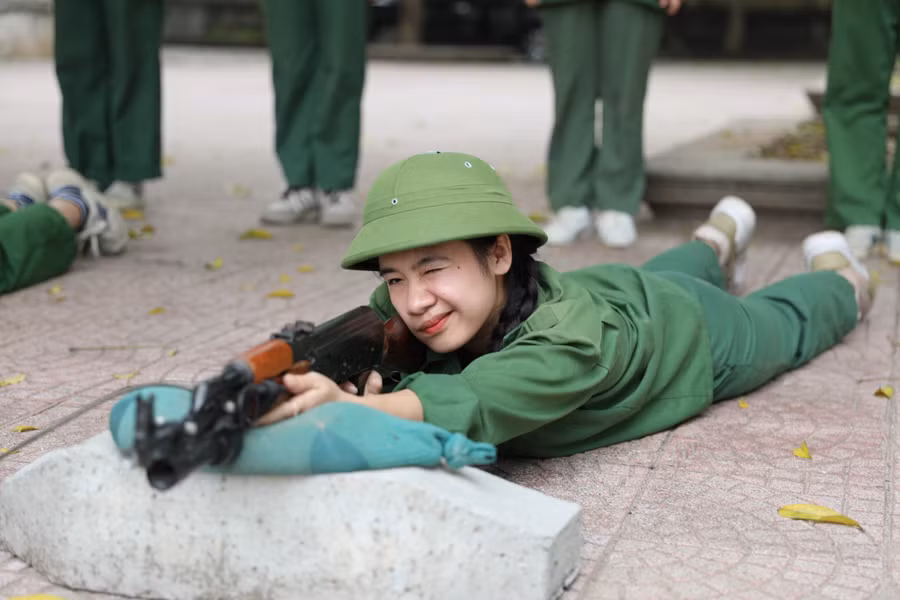 Nữ sinh thực hành kỹ thuật nằm bắn súng.