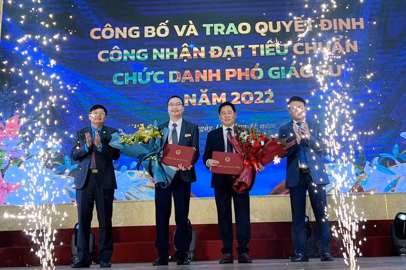 TS Lê Mạnh Hùng (thứ 2 từ phải qua) và TS Nguyễn Đức Hữu nhận Quyết định công nhận đạt tiêu chuẩn chức danh phó giáo sư.