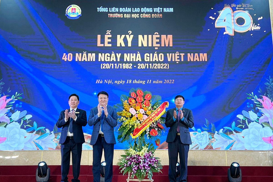 Lãnh đạo Tổng liên đoàn Lao động Việt Nam tặng hoa chúc mừng tập thể cán bộ, giảng viên, nhân viên, người lao động Trường ĐH Công đoàn nhân kỷ niệm 40 năm ngày Nhà giáo Việt Nam.