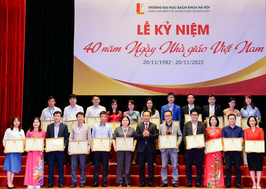 Các cá nhân được vinh danh khen thưởng tại buổi lễ. Các cá nhân được vinh danh khen thưởng tại buổi lễ.