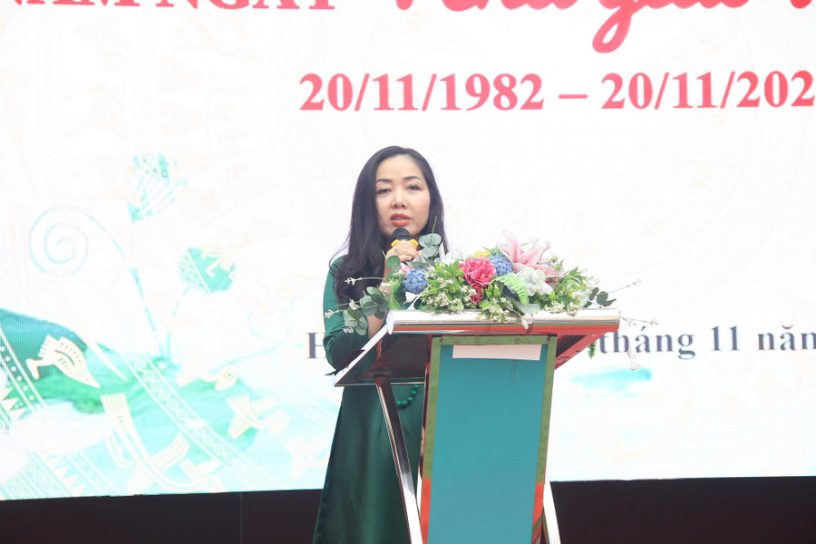 Cô Nguyễn Phương Hoa phát biểu tại buổi lễ.