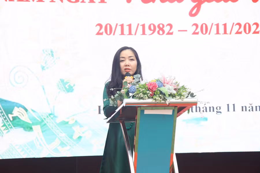 Cô Nguyễn Phương Hoa phát biểu tại buổi lễ.