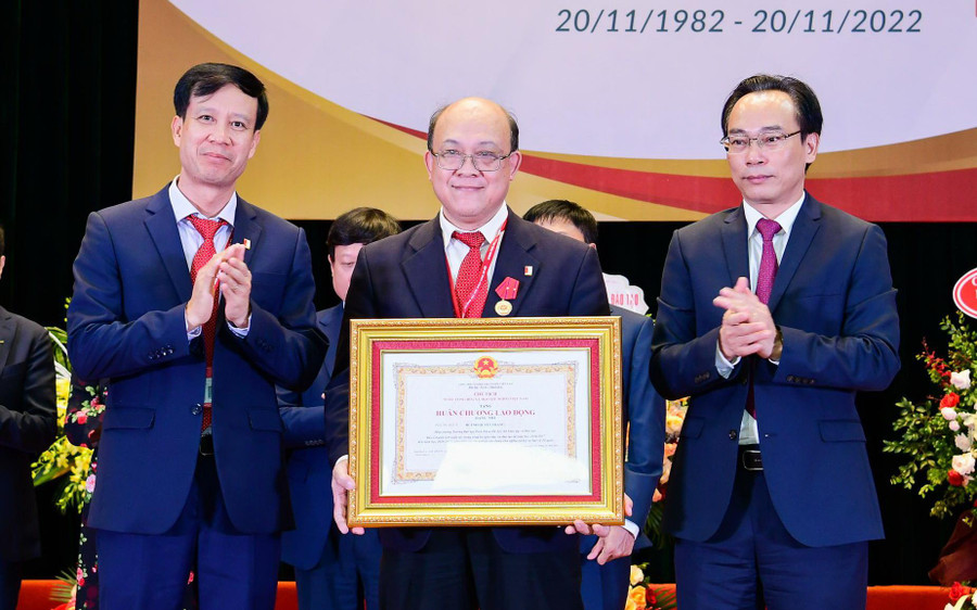 PGS. Huỳnh Quyết Thắng - Hiệu trưởng Trường Đại học Bách khoa Hà Nội - vinh dự nhận Huân chương Lao động hạng Nhì.