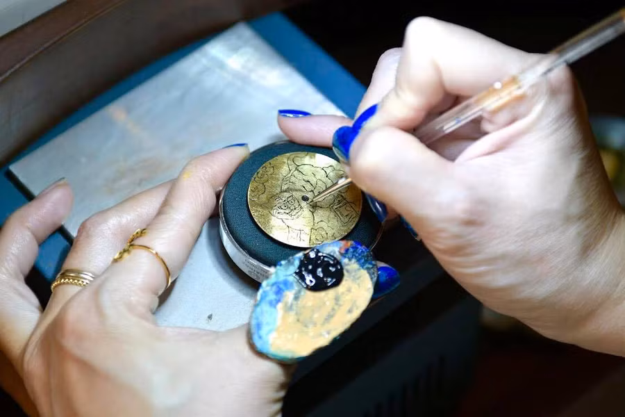 Điểm đặc biệt vẽ trên mặt đồng hồ nói riêng đó là người họa sĩ đôi khi dùng những dụng cụ vẽ rất nhỏ.