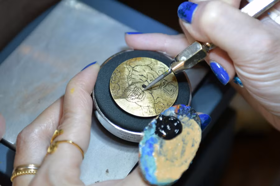 Phần lớn những hoạ cụ sẵn có rất khó đáp ứng được yêu cầu vẽ chi tiết. Khi ấy người thợ phải đem chế lại. Mỗi chiếc bút lông được tỉa chỉ còn 2-3 sợi siêu mảnh để đầu bút đi được những nét tinh tế. Ngoài ra có những chi tiết phải vẽ bằng đầu bút kim loại đường kính chỉ 0,08mm.