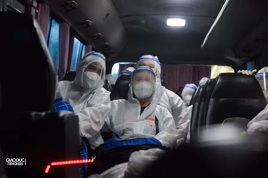 Từ 20h tối, Bệnh viện Thanh Nhàn tiếp nhận những bệnh nhân đầu tiên.