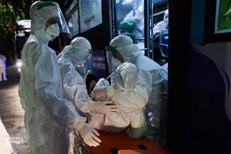 Di chuyển hơn 1000 bệnh nhân từ Bệnh viện Việt Đức sang bệnh viện khác trong đêm ảnh 12