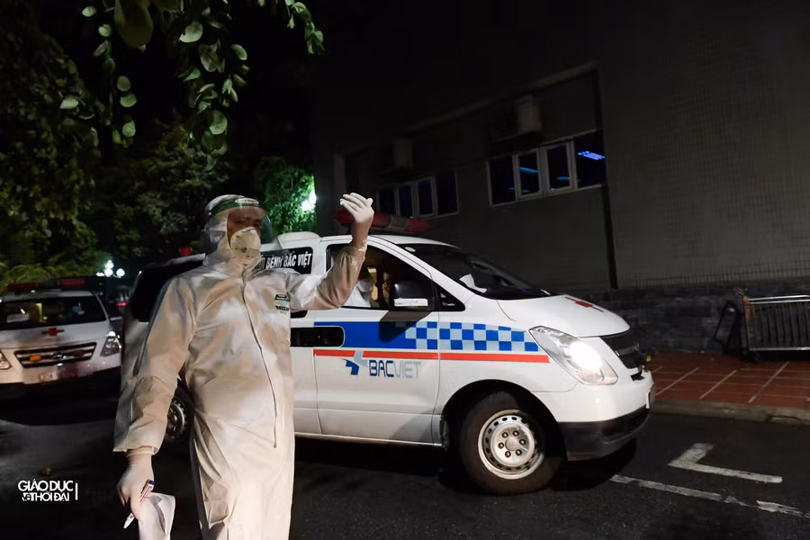 Di chuyển hơn 1000 bệnh nhân từ Bệnh viện Việt Đức sang bệnh viện khác trong đêm ảnh 10