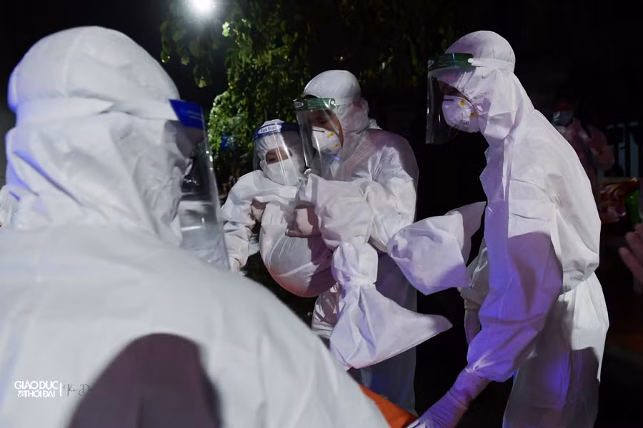 Di chuyển hơn 1000 bệnh nhân từ Bệnh viện Việt Đức sang bệnh viện khác trong đêm ảnh 14