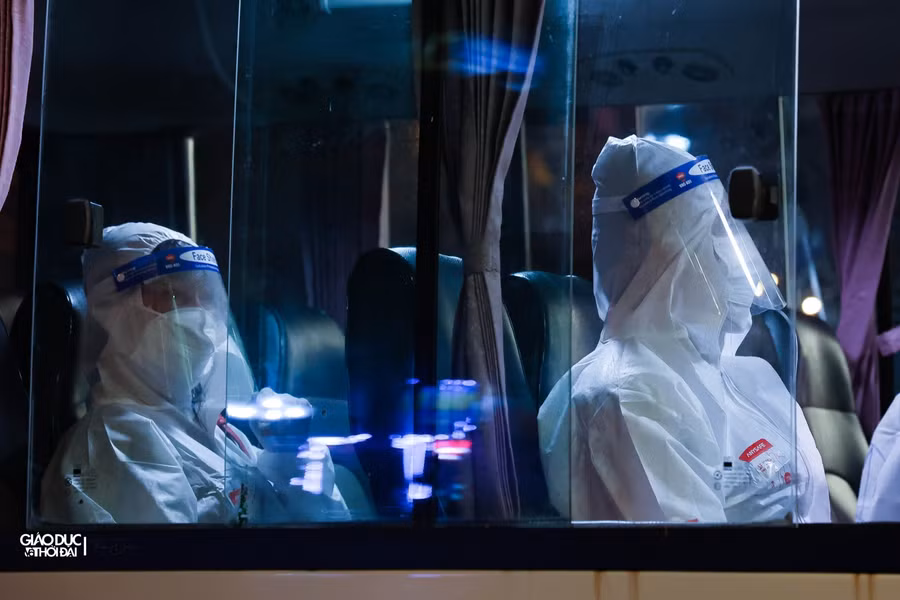 Bệnh viện Thanh Nhàn tiếp nhận khoảng 182 người dân, trong đó có 16 bệnh nhi. Tất cả được chuyển điều trị tại khu cách ly nhà C của bệnh viện.