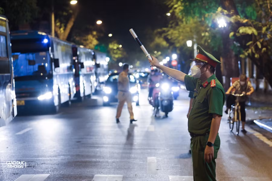 Ngay từ tối, lực lượng chức năng gồm công an, thanh tra giao thông được tăng cường để phân luồng giao thông, hỗ trợ các xe di chuyển vào và ra khỏi bệnh viện.