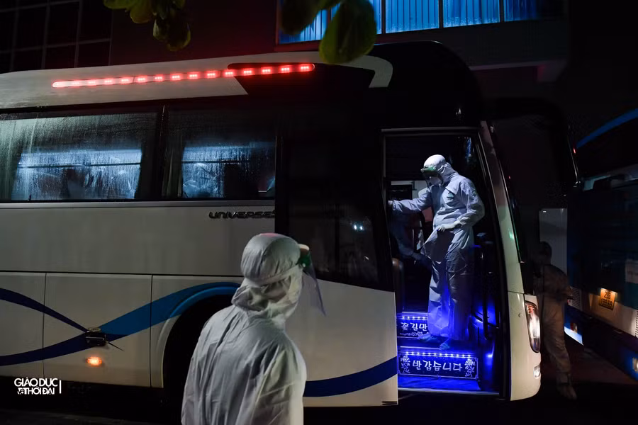 Trước khi xuống xe, các nhân viên y tế hỗ trợ người dân vận chuyển đồ đạc mang theo và kiểm tra đủ danh sách người.