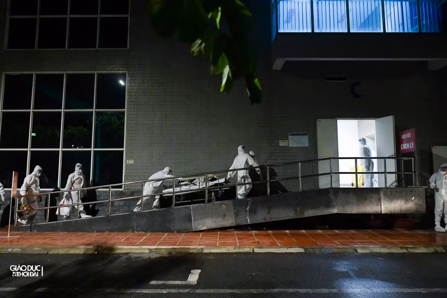 Trong đó, 33 người tại Hà Nội và 8 người tại 4 tỉnh, thành khác gồm Nam Định (4 ca), Hưng Yên (1 ca), Hà Tĩnh (2 ca) và Hải Dương (1 ca). Họ gồm 18 người nhà, 17 bệnh nhân, 5 nhân viên làm việc tại bệnh viện và 1 người chuyên giao cơm trước cổng bệnh viện.