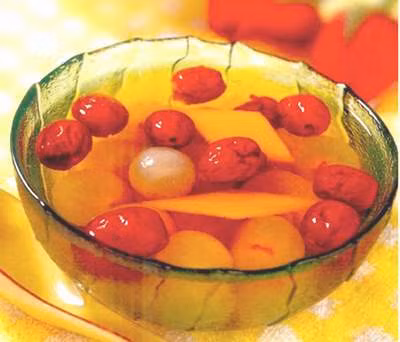 Táo đỏ và long nhãn nấu chè có tác dụng dưỡng huyết, an thần, làm chậm quá trình lão hóa.