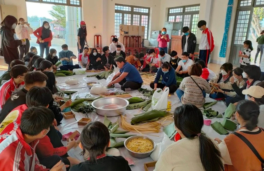 Giáo viên và học sinh Trường THCS-THPT Liên Việt Kon Tum gói bánh chưng tặng cho những hoàn cảnh khó khăn.