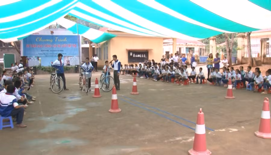 Học sinh Trường Tiểu học Trương Lương (Hòa An, Cao Bằng) được hướng dẫn thực hành, trực tiếp trải nghiệm trên sân tập một số kỹ năng lái xe an toàn. Ảnh/Đài Phát thanh, Truyền hình tỉnh Cao Bằng