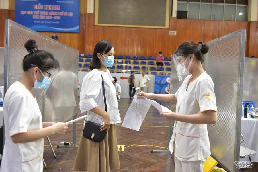 Hà Nội lập vách ngăn tại khu tiêm vắc-xin cho người dân phòng dịch Covid-19 ảnh 17