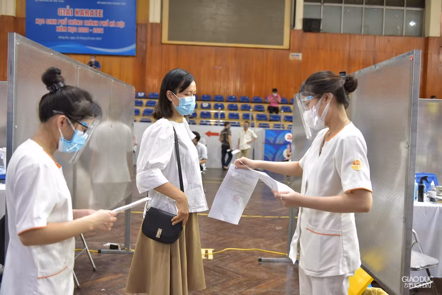 Hà Nội lập vách ngăn tại khu tiêm vắc-xin cho người dân phòng dịch Covid-19 ảnh 17