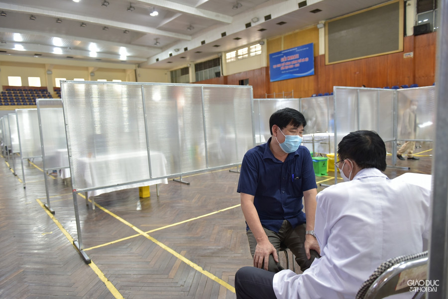 Người dân sau khi khám sàng lọc xong sẽ đi vào các ô vuông để tiêm.