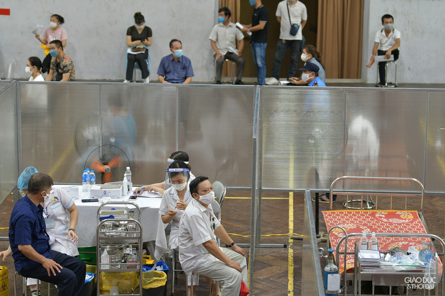 Ngay bên cạnh được bố trí gian có giường để kịp thời xử lý nếu có trường hợp bất thường xẩy ra.