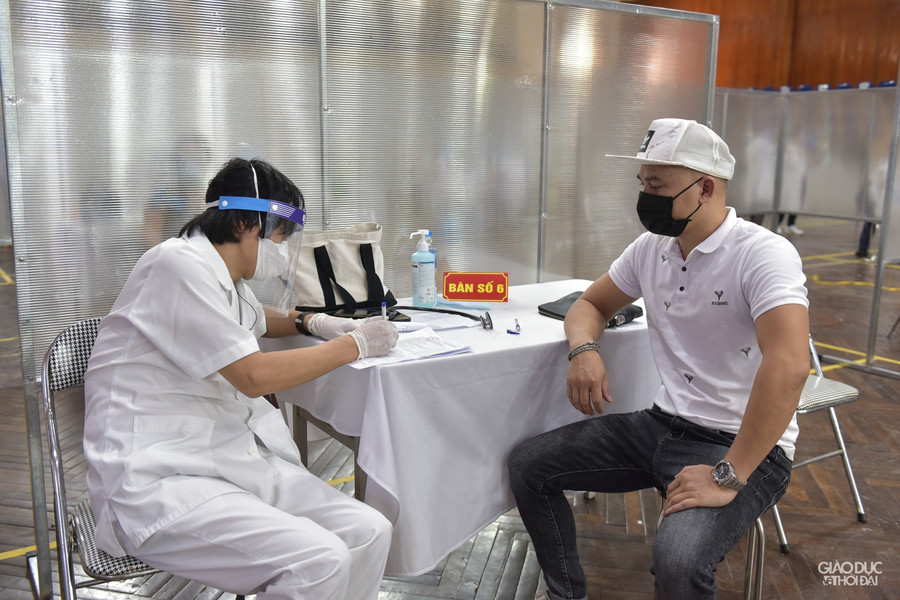 Hà Nội lập vách ngăn tại khu tiêm vắc-xin cho người dân phòng dịch Covid-19 ảnh 3