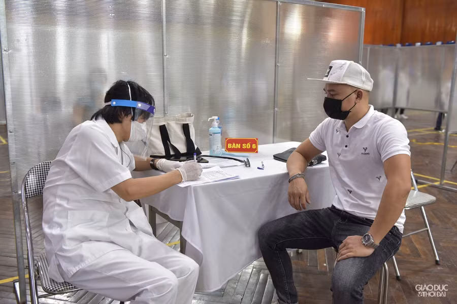 Hà Nội lập vách ngăn tại khu tiêm vắc-xin cho người dân phòng dịch Covid-19 ảnh 3