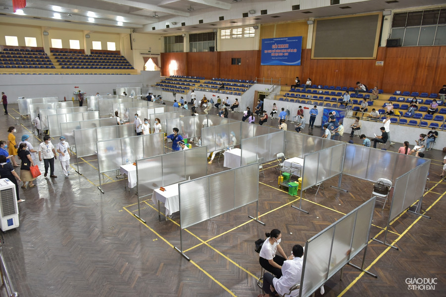 Tại khu vực tiêm chủng, những vách ngăn được lập lên để đảm bảo cho an toàn cho người dân.