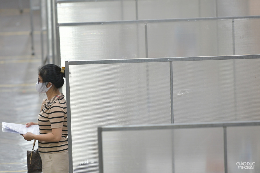 Hà Nội lập vách ngăn tại khu tiêm vắc-xin cho người dân phòng dịch Covid-19 ảnh 14