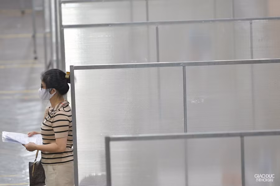 Hà Nội lập vách ngăn tại khu tiêm vắc-xin cho người dân phòng dịch Covid-19 ảnh 14