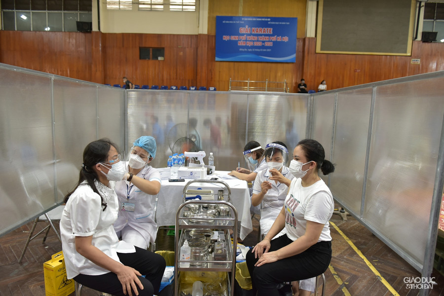 Hà Nội lập vách ngăn tại khu tiêm vắc-xin cho người dân phòng dịch Covid-19 ảnh 7