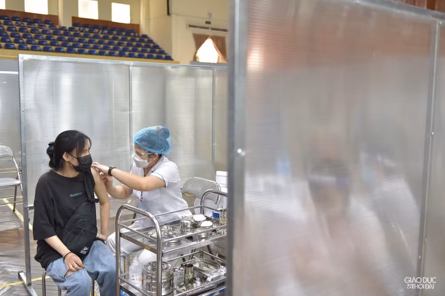 Hà Nội lập vách ngăn tại khu tiêm vắc-xin cho người dân phòng dịch Covid-19 ảnh 9