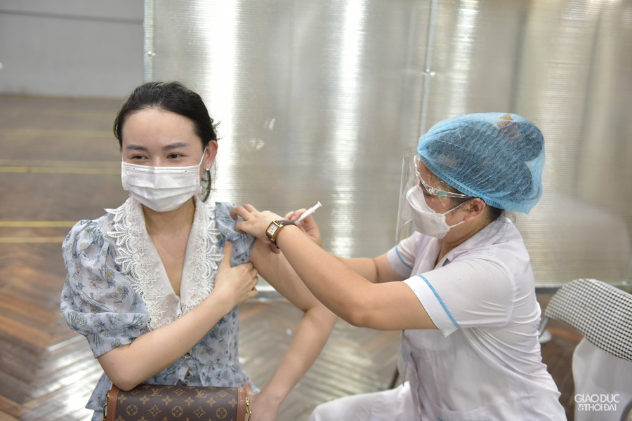 Mỗi gian có 2 bác sĩ tiêm.