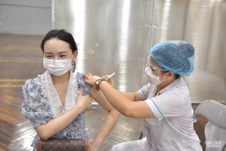 Mỗi gian có 2 bác sĩ tiêm.