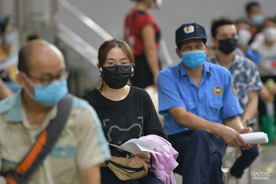 Hà Nội lập vách ngăn tại khu tiêm vắc-xin cho người dân phòng dịch Covid-19 ảnh 20