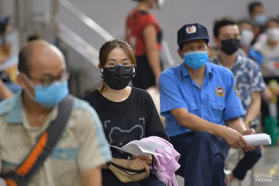 Hà Nội lập vách ngăn tại khu tiêm vắc-xin cho người dân phòng dịch Covid-19 ảnh 20